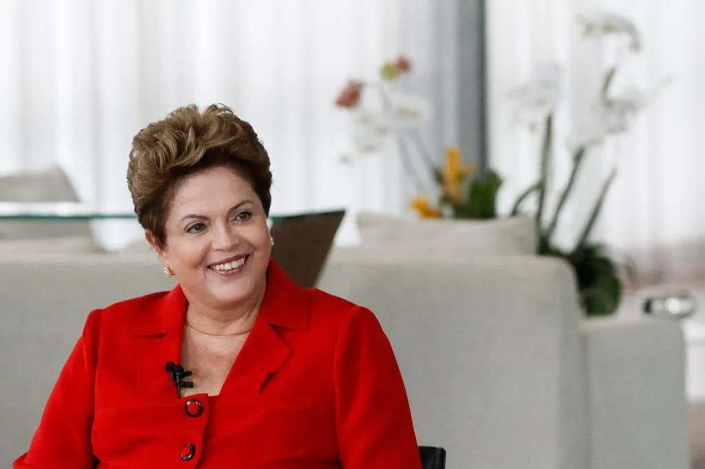 Dilma diz que fica "inconformada" com atrasos em grandes obras