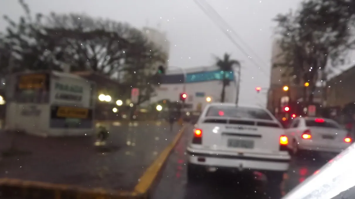 Prefeitura de Apucarana repõe semáforo derrubado em acidente 