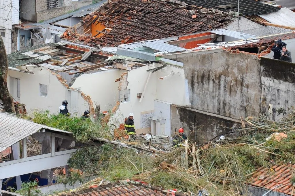 Bombeiros encontram mais restos mortais de vítimas em Santos