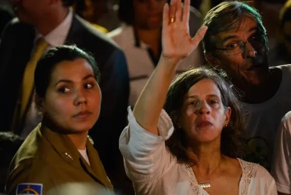 A viúva de Eduardo Campos, Renata Campos, cumprimenta público que acompanha enterro Fernando Frazão/Agência Brasil 