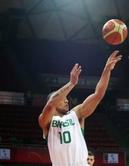 Brasil abre 17 pontos, mas cai para Lituânia no basquete