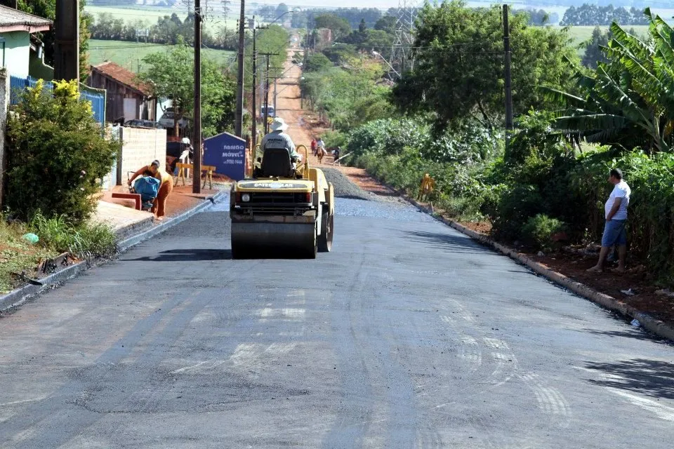 Prefeitura pavimenta acesso à vila rural em Apucarana
