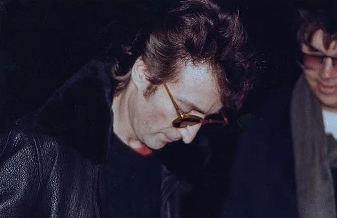 Foto tirada de Lennon com Chapman (à direita) momentos antes do assassinato