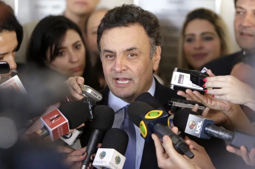 Aécio ironiza intenção do PSB de governar com apoio de Lula e FHC