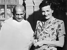  Gandhi escreveu um texto no qual afirmava sentir repulsa por ter feito amor com a mulher Kasturba