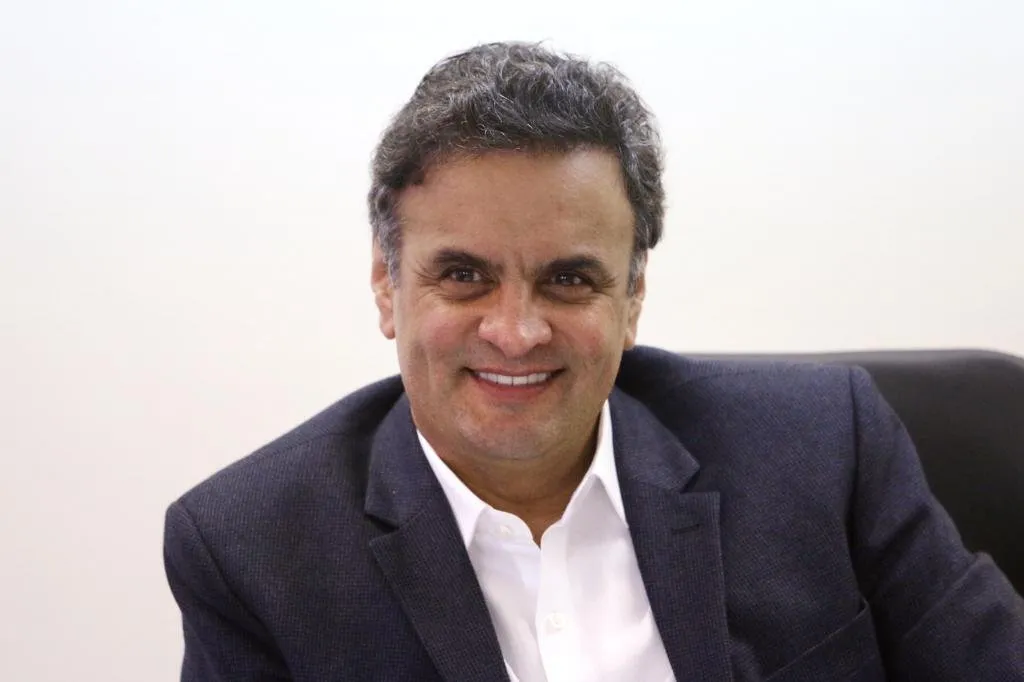 Aécio promete programa social