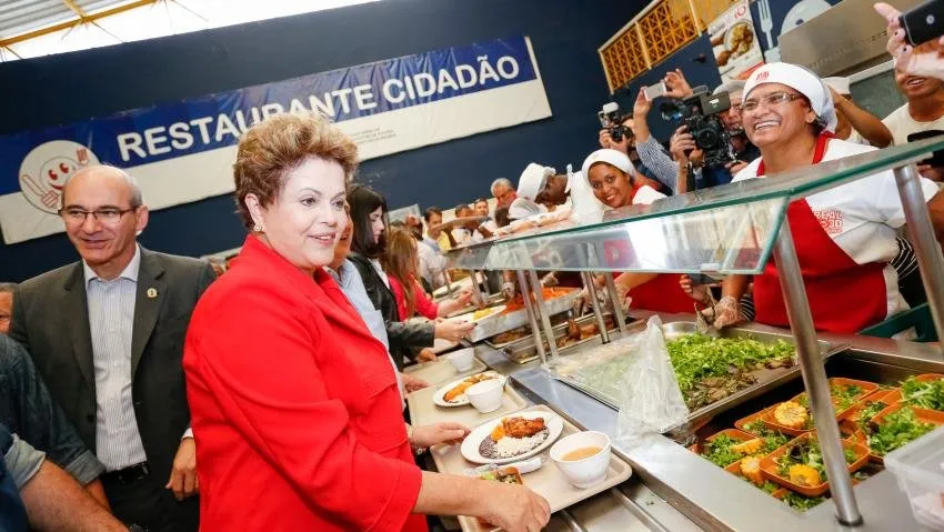 No Rio, Dilma come sobrecoxa de frango ao visitar restaurante popular