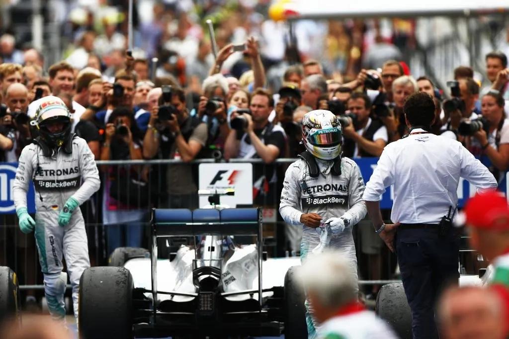 Rosberg se desculpa, mas é repreendido pela Mercedes