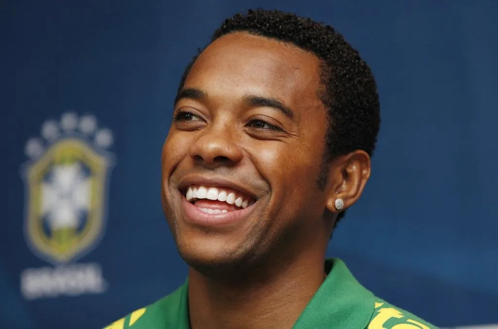 Robinho se apresenta à seleção com saudade de jogar com Neymar