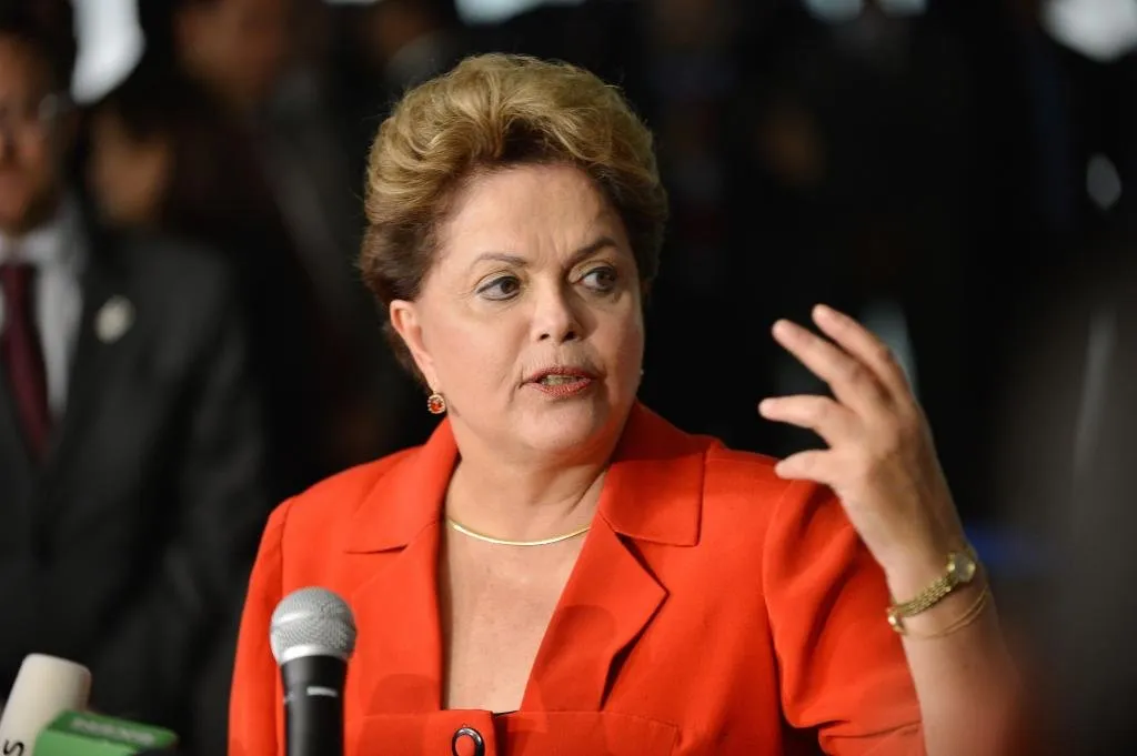 Dilma diz que quer convocar plebiscito para reforma