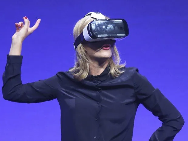 Apresentadora demonstra Gear VR em evento da Samsung em Berlim, na Alemanha - Foto: Hannibal Hanschke/Reuters