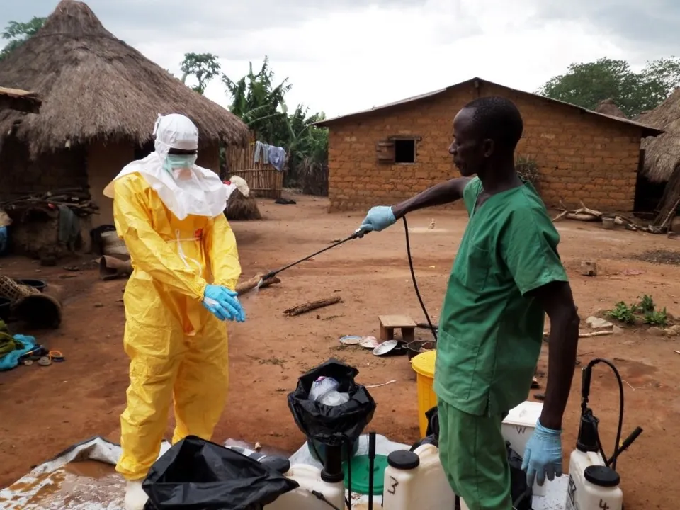 Mortes por ebola na África passam de 2 mil; OMS aprova novo tratamento