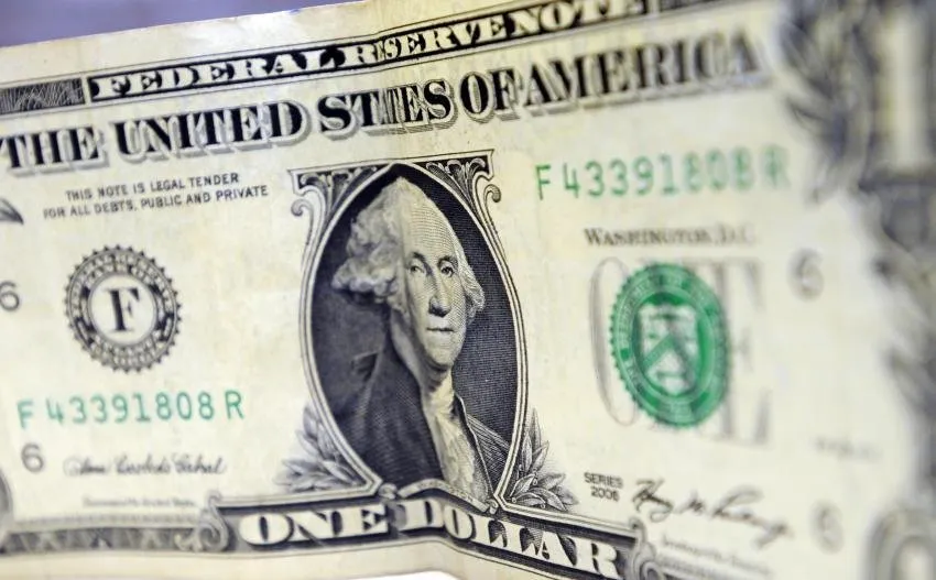 Dólar sobe mais de 1% em meio a especulação política