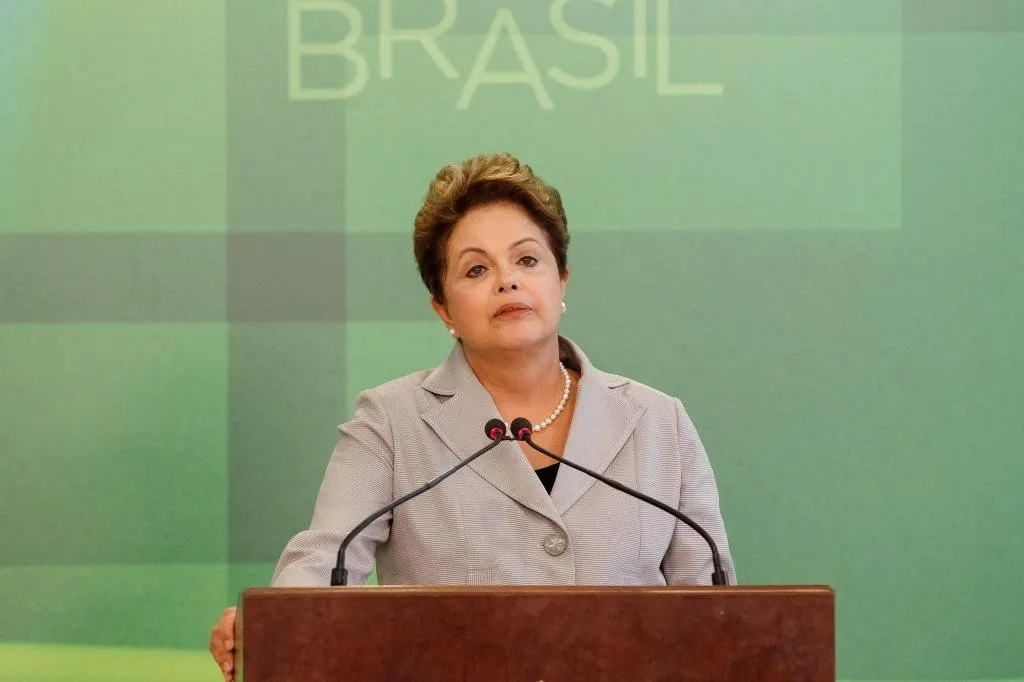 Ao falar da Petrobras, adversários devem "olhar seus telhados", diz Dilma