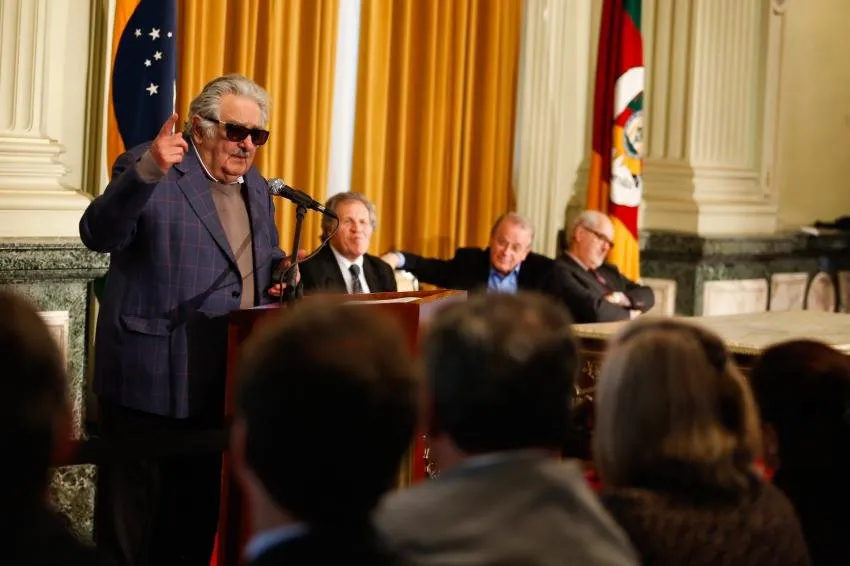 Quem gosta de dinheiro deve evitar política, diz Mujica
