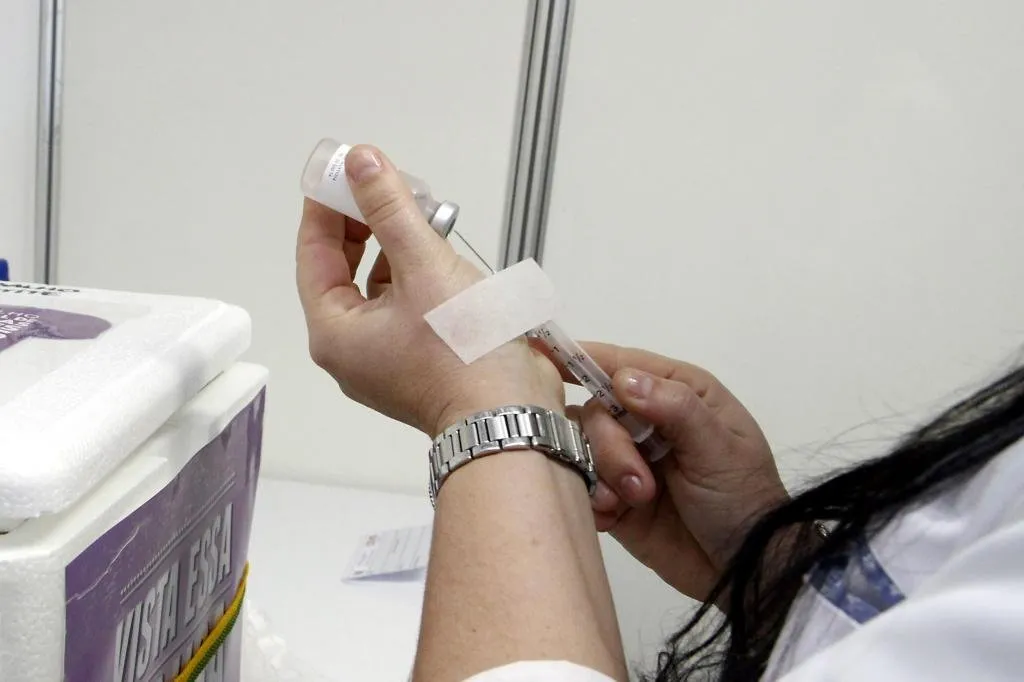 Duas adolescentes internadas após vacina contra HPV deixam hospital