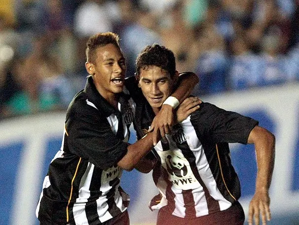  Neymar marcou os dois gols do Santos na derrota para o Santo André