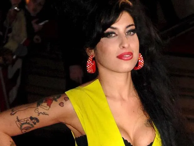 Amy Winehouse ganha estátua no bairro onde vivia, durante aniversário