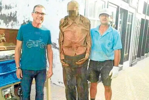 Coveiro que tirou foto com cadáver não deve ser demitido na Espanha