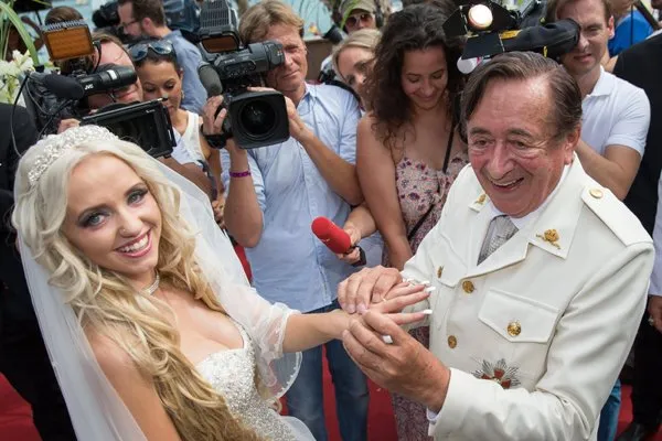 Milionário de 81 anos se casa com ex-coelhinha da Playboy