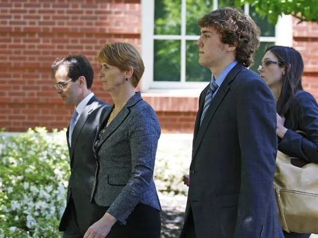  O estudante universitário David Kernell sai do júri acompanhado de seu advogado e sua mãe, uma tenente-coronel do Exército americano