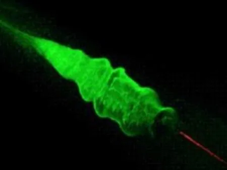  Pulso de laser vermelho ioniza o ar e provoca condensação de gotas d’água para criar uma nuvem, que é iluminada por um laser verde