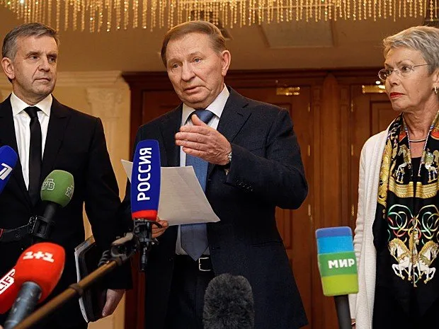  Da esquerda para a direita: o embaixador russo na Ucrânia, Mikhail Zurabov, o ex-presidente ucraniano Leonid Kuchma e a enviada da Organização para a Segurança e Cooperação na Europa (OSCE), Heidi Tagliavini, durante o anúncio do acordo
