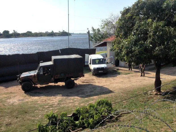 Lona preta foi colocada às margens do rio durante resgate dos corpos (Foto: Tatiane Queiroz/ G1 MS)