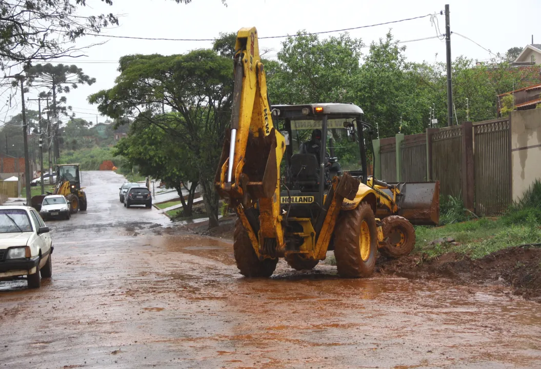 A Defesa Civil do Município e a Secretaria Municipal de Serviços Públicos se mobilizaram para socorrer as famílias atingidas pelas chuvas - Foto: Edson Denobi