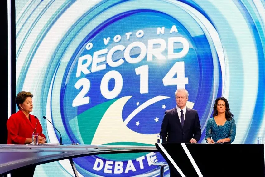 Dilma é alvo preferencial no debate da TV Record