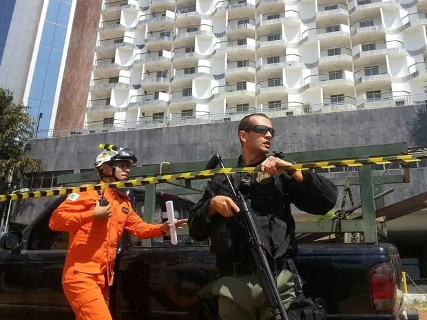 Policial civil armado em frente ao hotel Saint Peter, em Brasília, onde homem faz um funcionário refém (Foto: Raquel Morais/G1)