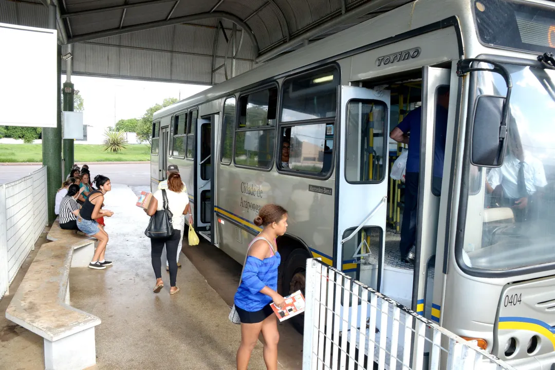 O número de usuários dos cerca de 20 ônibus de Arapongas chega a 5 mil todos os dias - Fotos: Sérgio Rodrigo