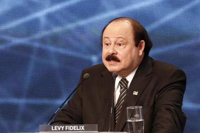 Levy Fidelix, do PRTB, mantém discurso e diz que 'não foge do pau'