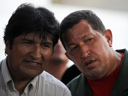 Presidente da Bolívia, Evo Morales, e o venezuelano Hugo Chávez durante encontro; ladrão levou carro nas ruas de La Paz 