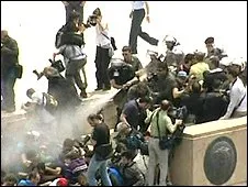  Manifestantes entraram em confronto com a polícia em Atenas