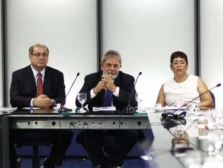  Após sucessivas reuniões entre o presidente Lula, ministros e membros da sociedade civil, o governo apresentou oficialmente o PNBL