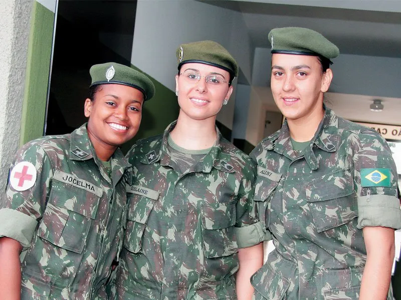  Joelma Souza Machado, Gislaine Camargo Manosso e Aline Izidoro da Silva, anotadas no café da manhã do 30º Batalhão de Infantaria Motorizado de Apucarana 