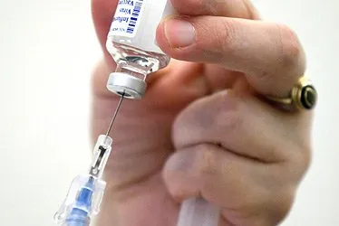 A vacina da febre amarela é disponibilizada pela rede pública de saúde.