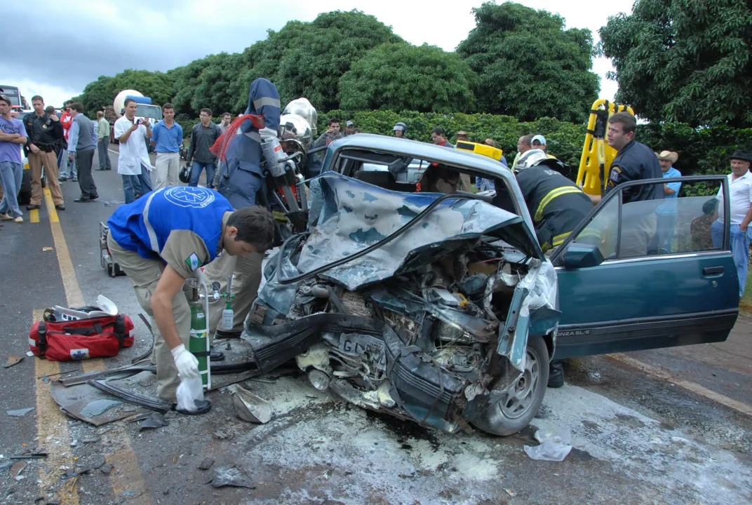 Motorista morre em capotamento de carro com placa de Apucarana