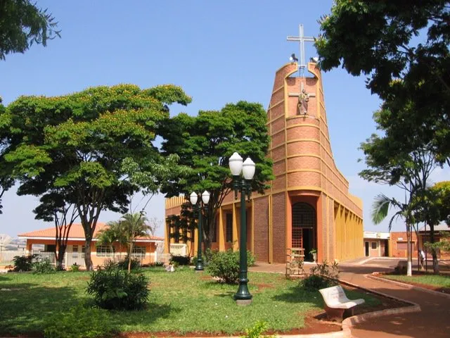  Arapuã : Praça da Igreja Matriz São José