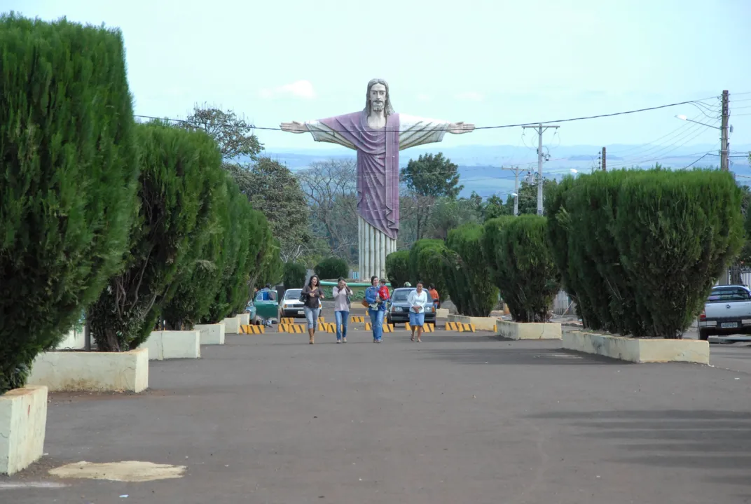  Borrazópolis: Cristo Redentor de braços abertos para a população