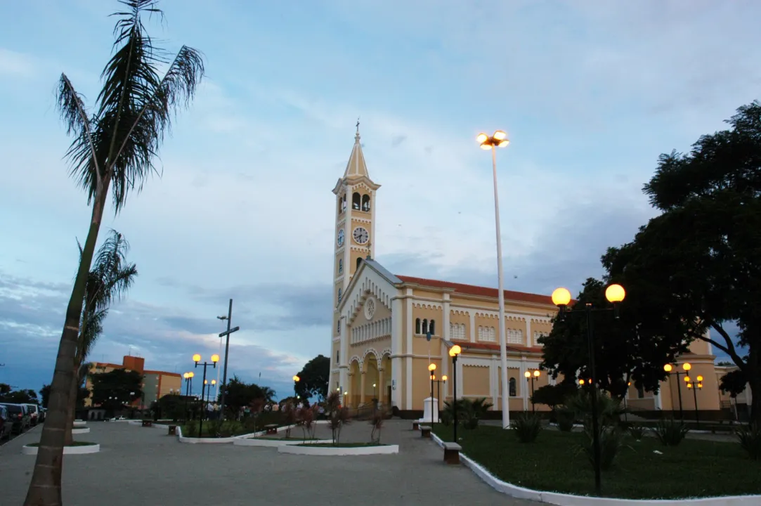  Jandaia do Sul: Praça da Igreja Matriz São João Batista
