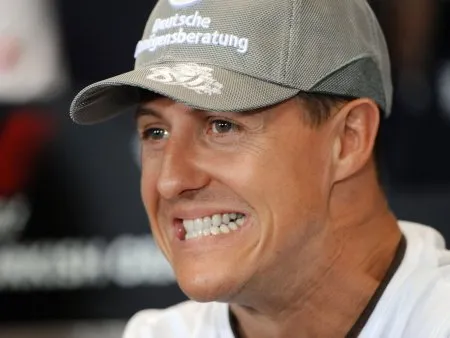 Schumacher é advertido por atrapalhar Barrichello