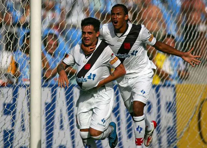 Vasco vira sobre Inter e fatura 1ª vitória no Brasileiro