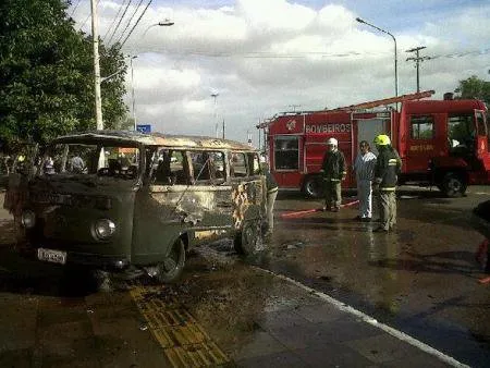  Kombi pega fogo e causou congestionamento em Porto Alegre