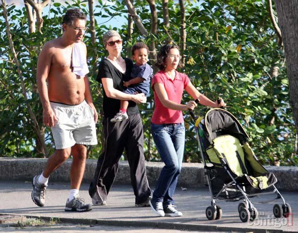  Drica Moraes passeia com o filho, Mateus, e o namorado na Lagoa Rodrigo de Freitas, no Rio de Janeiro 