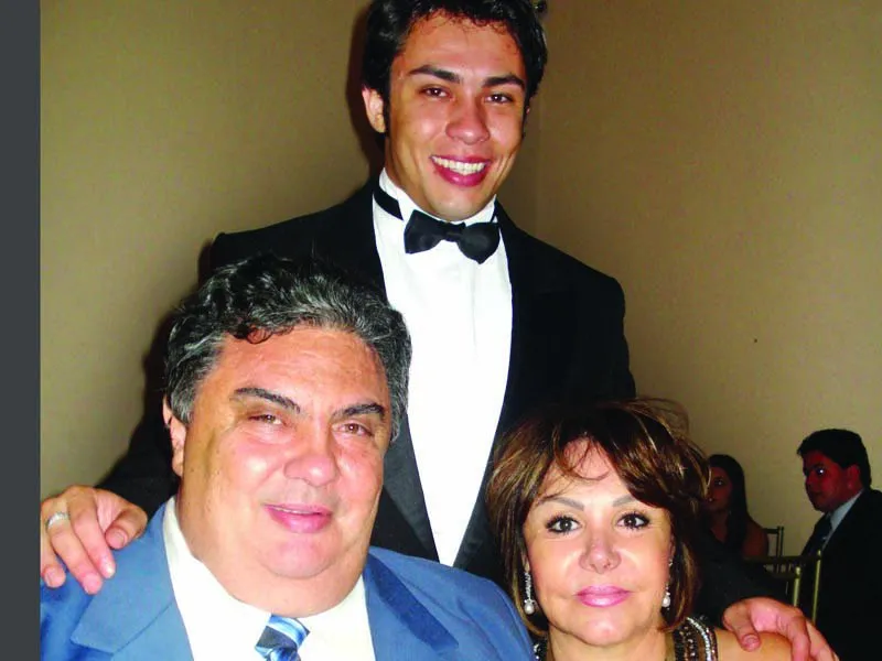  Tiago e os pais José Teodoro Alves e Ivani Mariano Alves, durante o baile de formatura do curso de Direito pela Unopar