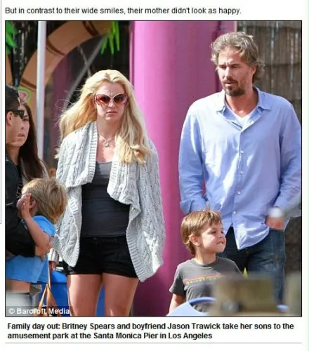  Britney Spears passeia com os filhos 
