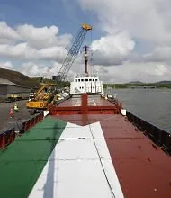  Imagem do dia 12 de maio mostra o Rachel Corrie sendo carregado. O navio leva o nome de uma ativista morta após ser atingida por uma escavadeira durante uma manifestação 