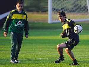  Kaká tem dificuldade em fazer certos movimentos quando está com a bola, apesar de dizer o contrário 